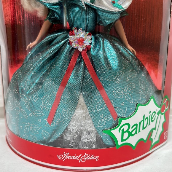 Happy Holidays Barbie - Picture 3 of 8